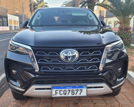 TOYOTA Hilux SW4 2.8 16V 4P SRX 4X4 7 LUGARES TURBO DIESEL AUTOMÁTICO, Foto 3 TOYOTA Hilux SW4 2.8 16V 4P SRX 4X4 7 LUGARES TURBO DIESEL AUTOMÁTICO, Foto 3