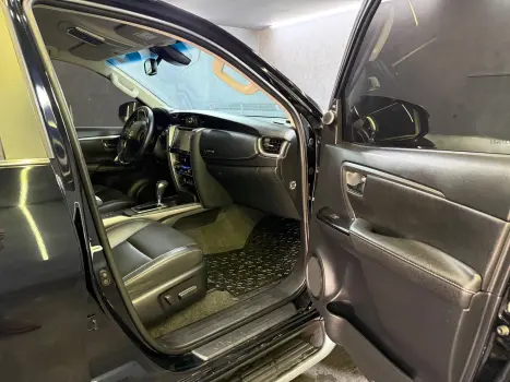 TOYOTA Hilux SW4 2.8 16V 4P SRX 4X4 7 LUGARES TURBO DIESEL AUTOMTICO, Foto 17