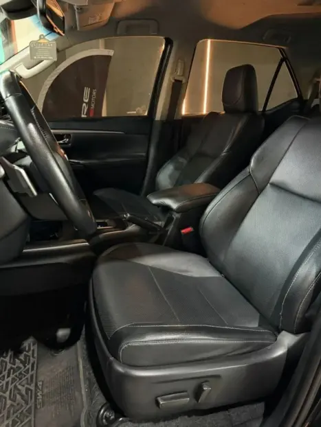 TOYOTA Hilux SW4 2.8 16V 4P SRX 4X4 7 LUGARES TURBO DIESEL AUTOMTICO, Foto 9