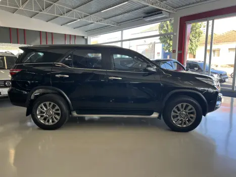 TOYOTA Hilux SW4 2.8 16V 4P SRX 4X4 7 LUGARES TURBO DIESEL AUTOMTICO, Foto 3