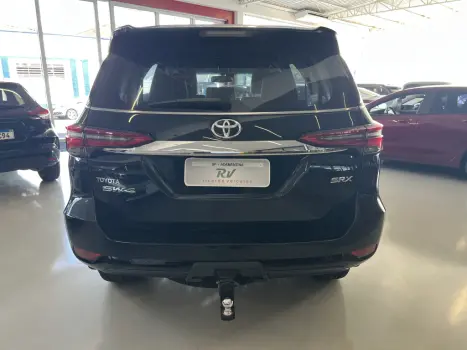 TOYOTA Hilux SW4 2.8 16V 4P SRX 4X4 7 LUGARES TURBO DIESEL AUTOMTICO, Foto 4