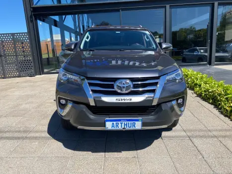 TOYOTA Hilux SW4 2.8 4P SRX 4X4 DIAMOND 7 LUGARES TURBO DIESEL AUTOMTICO, Foto 2