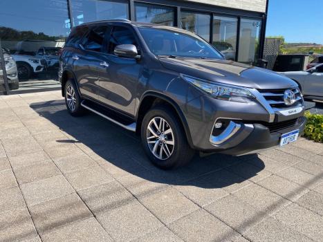 TOYOTA Hilux SW4 2.8 4P SRX 4X4 DIAMOND 7 LUGARES TURBO DIESEL AUTOMTICO, Foto 3