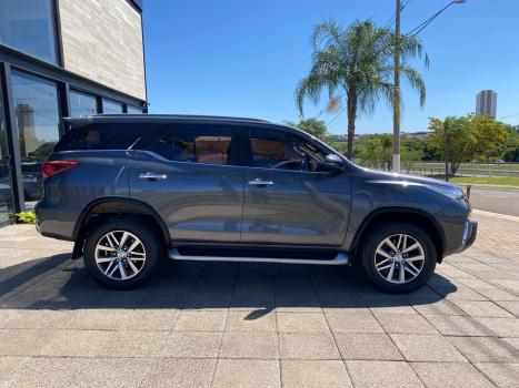 TOYOTA Hilux SW4 2.8 4P SRX 4X4 DIAMOND 7 LUGARES TURBO DIESEL AUTOMTICO, Foto 4