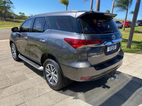 TOYOTA Hilux SW4 2.8 4P SRX 4X4 DIAMOND 7 LUGARES TURBO DIESEL AUTOMTICO, Foto 7