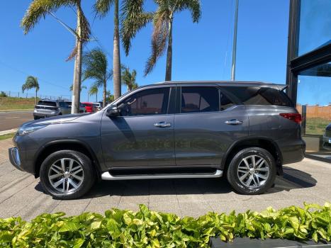 TOYOTA Hilux SW4 2.8 4P SRX 4X4 DIAMOND 7 LUGARES TURBO DIESEL AUTOMTICO, Foto 8