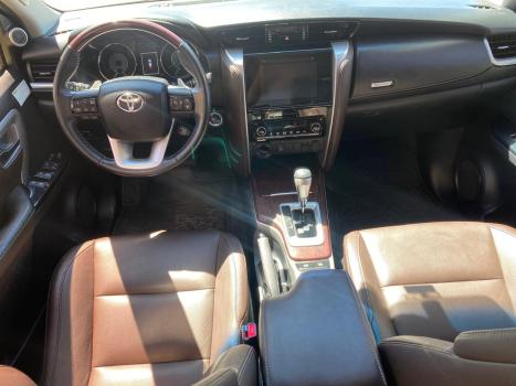 TOYOTA Hilux SW4 2.8 4P SRX 4X4 DIAMOND 7 LUGARES TURBO DIESEL AUTOMTICO, Foto 9