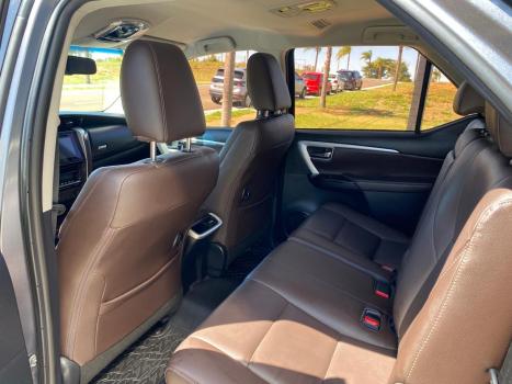 TOYOTA Hilux SW4 2.8 4P SRX 4X4 DIAMOND 7 LUGARES TURBO DIESEL AUTOMTICO, Foto 10