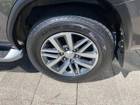 TOYOTA Hilux SW4 2.8 4P SRX 4X4 DIAMOND 7 LUGARES TURBO DIESEL AUTOMTICO, Foto 16