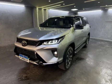 TOYOTA Hilux SW4 2.8 4P SRX 4X4 DIAMOND 7 LUGARES TURBO DIESEL AUTOMTICO, Foto 3