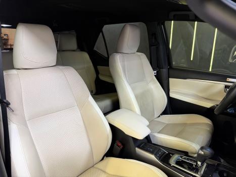 TOYOTA Hilux SW4 2.8 4P SRX 4X4 DIAMOND 7 LUGARES TURBO DIESEL AUTOMTICO, Foto 18