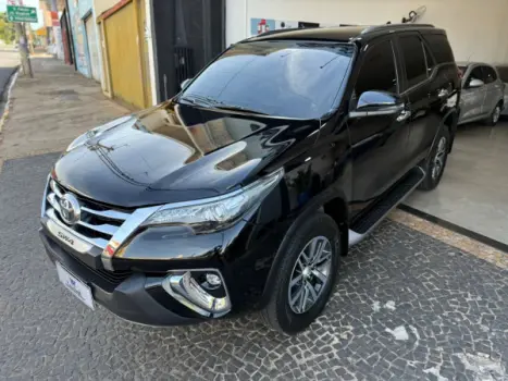 TOYOTA Hilux SW4 2.8 4P SRX 4X4 TURBO DIESEL AUTOMTICO, Foto 3