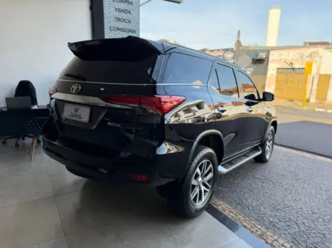 TOYOTA Hilux SW4 2.8 4P SRX 4X4 TURBO DIESEL AUTOMTICO, Foto 4