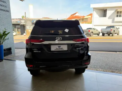 TOYOTA Hilux SW4 2.8 4P SRX 4X4 TURBO DIESEL AUTOMTICO, Foto 5