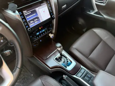 TOYOTA Hilux SW4 2.8 4P SRX 4X4 TURBO DIESEL AUTOMTICO, Foto 8