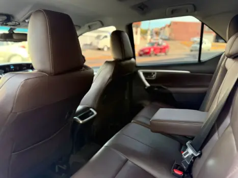 TOYOTA Hilux SW4 2.8 4P SRX 4X4 TURBO DIESEL AUTOMTICO, Foto 10