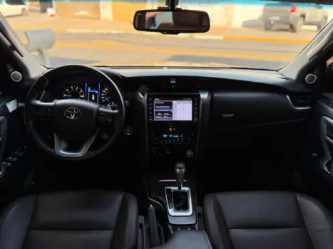 TOYOTA Hilux SW4 2.8 4P SRX 4X4 TURBO DIESEL AUTOMTICO, Foto 15