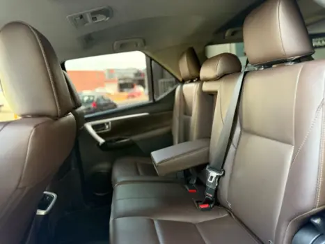 TOYOTA Hilux SW4 2.8 4P SRX 4X4 TURBO DIESEL AUTOMTICO, Foto 16