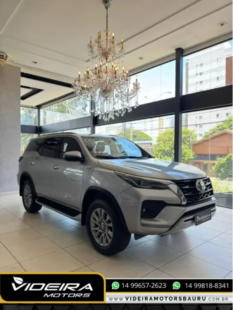 TOYOTA Hilux SW4 2.8 16V 4P SRX 4X4 7 LUGARES TURBO DIESEL AUTOMTICO, Foto 4