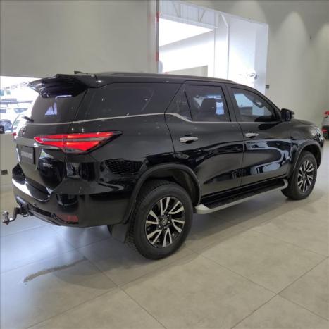 TOYOTA Hilux SW4 2.8 4P SRX 4X4 TURBO DIESEL AUTOMTICO, Foto 4