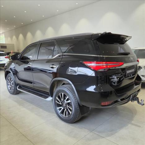 TOYOTA Hilux SW4 2.8 4P SRX 4X4 TURBO DIESEL AUTOMTICO, Foto 6