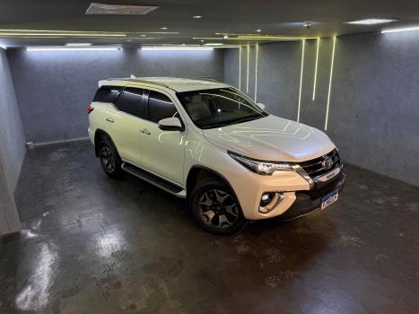 TOYOTA Hilux SW4 2.8 4P SRX 4X4 DIAMOND 7 LUGARES TURBO DIESEL AUTOM�TICO, Foto 1