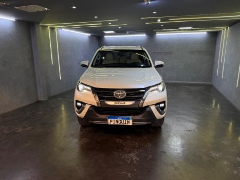 TOYOTA Hilux SW4 2.8 4P SRX 4X4 DIAMOND 7 LUGARES TURBO DIESEL AUTOM�TICO, Foto 2
