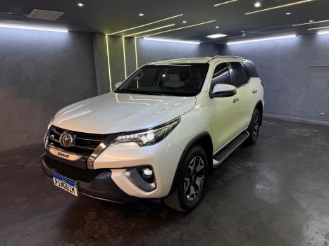 TOYOTA Hilux SW4 2.8 4P SRX 4X4 DIAMOND 7 LUGARES TURBO DIESEL AUTOM�TICO, Foto 3