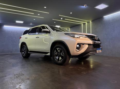 TOYOTA Hilux SW4 2.8 4P SRX 4X4 DIAMOND 7 LUGARES TURBO DIESEL AUTOM�TICO, Foto 4