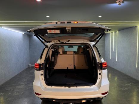 TOYOTA Hilux SW4 2.8 4P SRX 4X4 DIAMOND 7 LUGARES TURBO DIESEL AUTOM�TICO, Foto 6