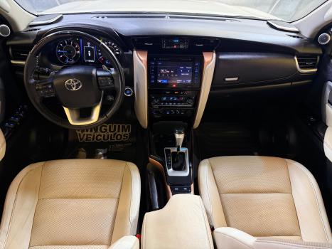 TOYOTA Hilux SW4 2.8 4P SRX 4X4 DIAMOND 7 LUGARES TURBO DIESEL AUTOM�TICO, Foto 11