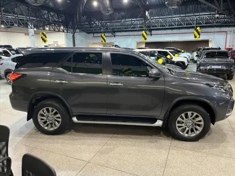 TOYOTA Hilux SW4 2.8 4P SRX 4X4 TURBO DIESEL AUTOM�TICO, Foto 4