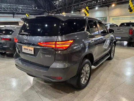 TOYOTA Hilux SW4 2.8 4P SRX 4X4 TURBO DIESEL AUTOM�TICO, Foto 5