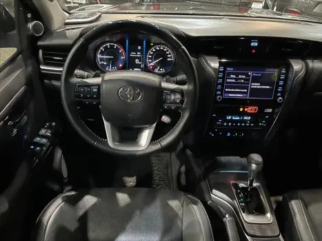 TOYOTA Hilux SW4 2.8 4P SRX 4X4 TURBO DIESEL AUTOM�TICO, Foto 10