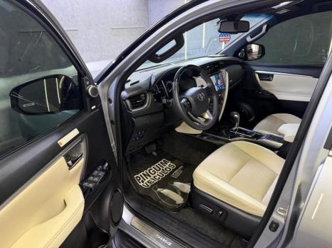 TOYOTA Hilux SW4 2.8 4P SRX 4X4 DIAMOND 7 LUGARES TURBO DIESEL AUTOM�TICO, Foto 13