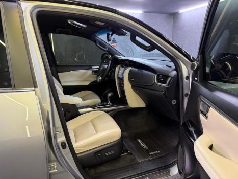 TOYOTA Hilux SW4 2.8 4P SRX 4X4 DIAMOND 7 LUGARES TURBO DIESEL AUTOM�TICO, Foto 18