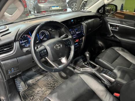 TOYOTA Hilux SW4 2.8 4P SRX 4X4 TURBO DIESEL AUTOM�TICO, Foto 14