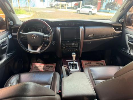 TOYOTA Hilux SW4 2.8 4P SRX 4X4 TURBO DIESEL AUTOM�TICO, Foto 7