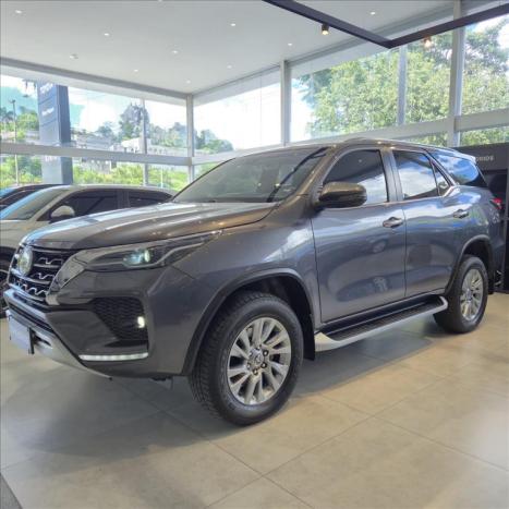 TOYOTA Hilux SW4 2.8 4P SRX 4X4 TURBO DIESEL AUTOM�TICO, Foto 3