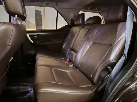 TOYOTA Hilux SW4 2.8 4P SRX 4X4 TURBO DIESEL AUTOM�TICO, Foto 7