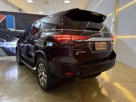 TOYOTA Hilux SW4 2.8 4P SRX 4X4 TURBO DIESEL AUTOM�TICO, Foto 9