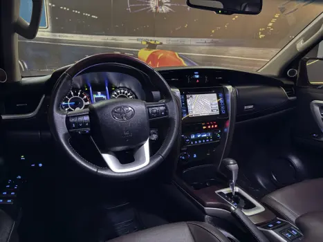 TOYOTA Hilux SW4 2.8 4P SRX 4X4 TURBO DIESEL AUTOM�TICO, Foto 14