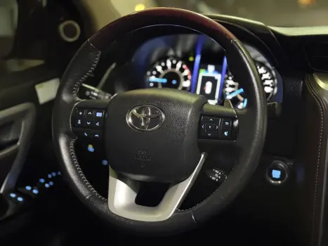 TOYOTA Hilux SW4 2.8 4P SRX 4X4 TURBO DIESEL AUTOM�TICO, Foto 17