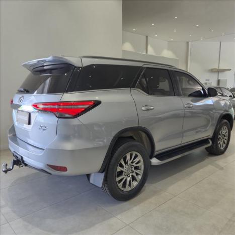 TOYOTA Hilux SW4 2.8 4P SRX 4X4 TURBO DIESEL AUTOM�TICO, Foto 4