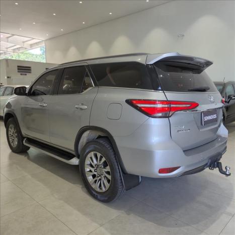 TOYOTA Hilux SW4 2.8 4P SRX 4X4 TURBO DIESEL AUTOM�TICO, Foto 6