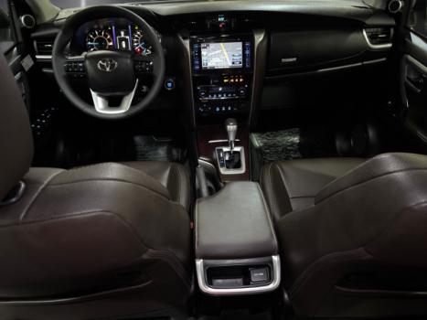 TOYOTA Hilux SW4 2.8 4P SRX 4X4 TURBO DIESEL AUTOM�TICO, Foto 8