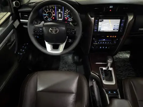 TOYOTA Hilux SW4 2.8 4P SRX 4X4 TURBO DIESEL AUTOM�TICO, Foto 14