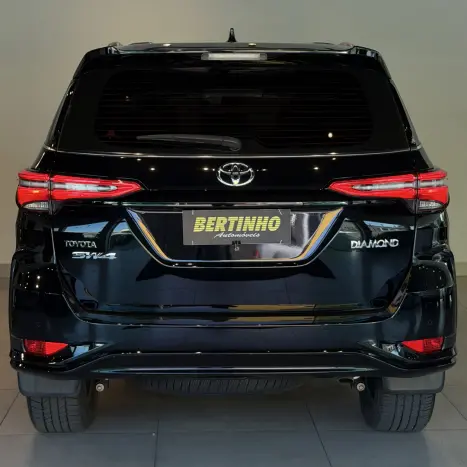 TOYOTA Hilux SW4 2.8 4P SRX 4X4 DIAMOND 7 LUGARES TURBO DIESEL AUTOM�TICO, Foto 2