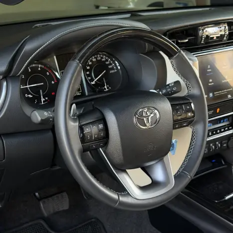 TOYOTA Hilux SW4 2.8 4P SRX 4X4 DIAMOND 7 LUGARES TURBO DIESEL AUTOM�TICO, Foto 13