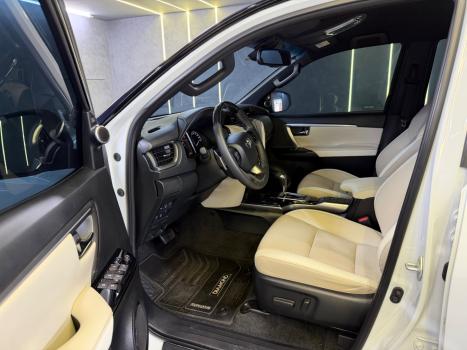 TOYOTA Hilux SW4 2.8 4P SRX 4X4 DIAMOND 7 LUGARES TURBO DIESEL AUTOM�TICO, Foto 10